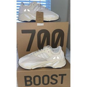 NWT Yeezy Adidas Boost 700 - Analog